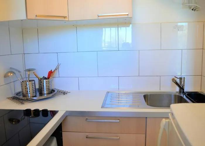 Au Bord De L'eau Avec Terrasse Et Menage Inclus - Fr-1-251-307 Le Lavandou